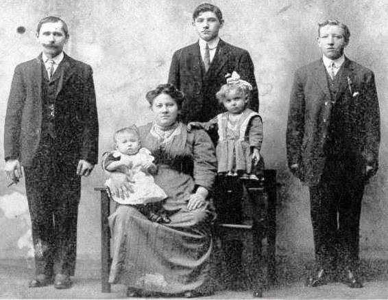 Anthony & Karolina Niziol Family 1912