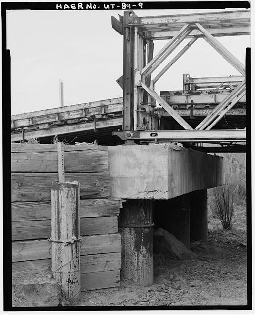 9. DETAIL OF BRIDGE TO ABUTMENT - CROSS SECTION - Lower...