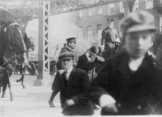 1910, Two policemen arresting a striker