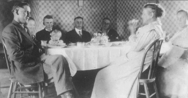 Amalia Ullrich family at home, 1918