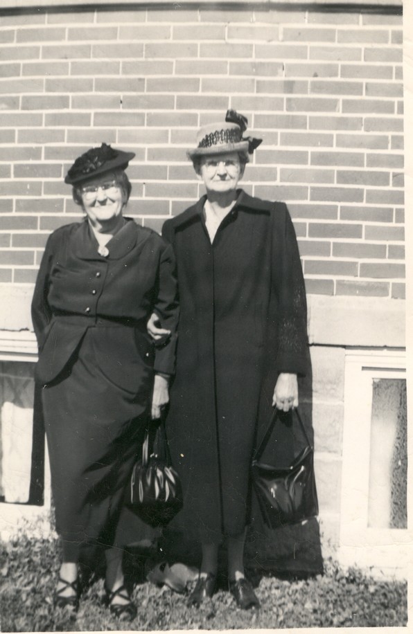 Zepha Pearl Longshore Smith & Della May Wolfcale Sparks 1949