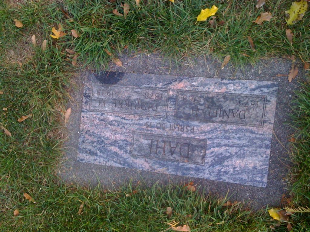 Daniel and Didrikke Dahl's Headstone