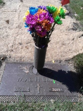 Mae Helen Lewis gravesite