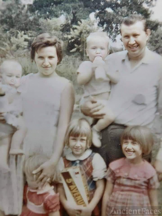 JL Moore with his wife and kid's