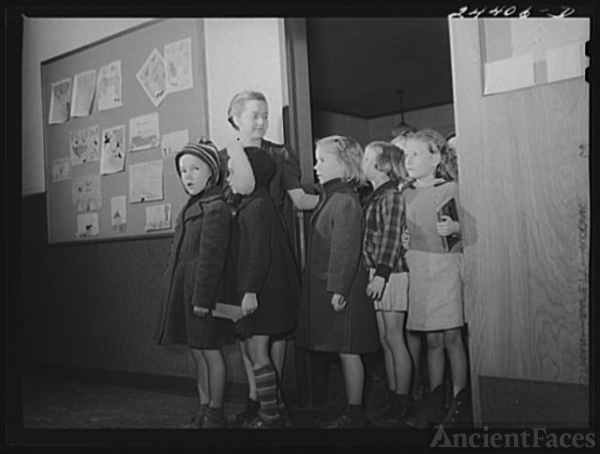 second-grade-class-leaving-for-school-bus-daily-west