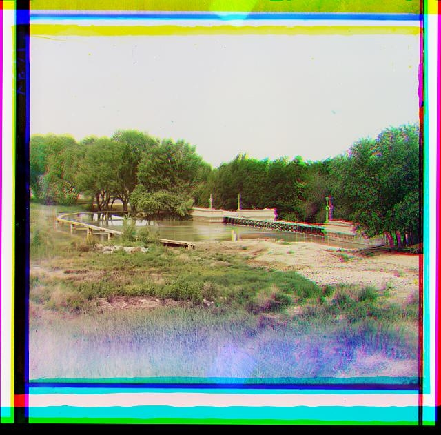 [View of the top of a dam]