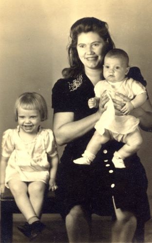 Dorothy Kelly and daughters Janice and Wanda