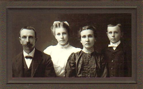Henry & Frances Schlarb family, Nebraska 1904