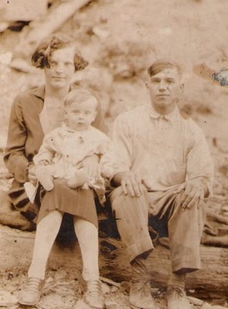 Albert Hunt with wife Lola Meade Hunt and son Earl