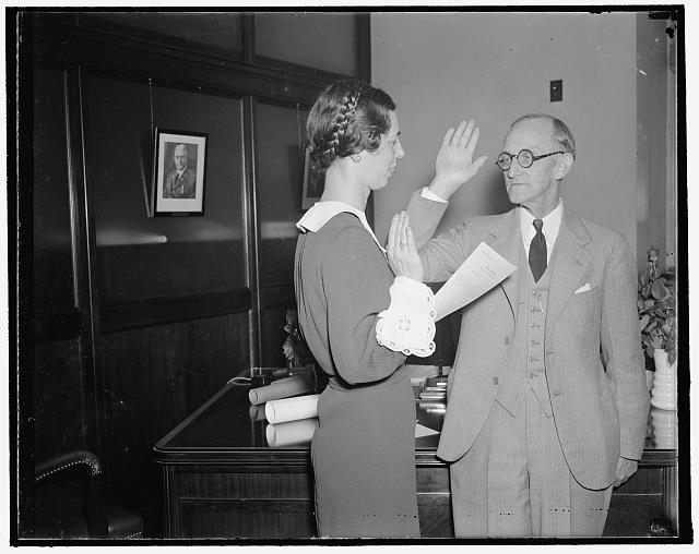 New FCC Chief takes oath. Washington, D.C., Oct. 1. Frank...