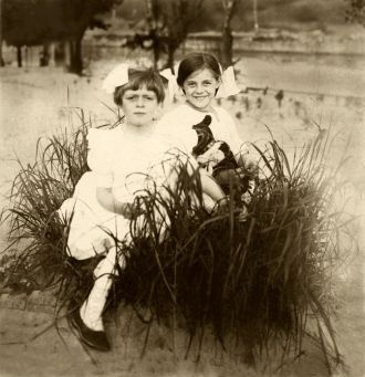 Marjorie and Dorothy Keswick, 1910