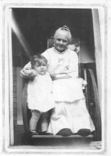 Josephine Brunstedt and Shirley Moberg (child)