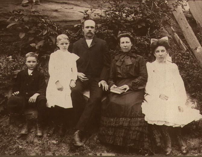 John & Alice (Campbell) Holt Family, OH 1905