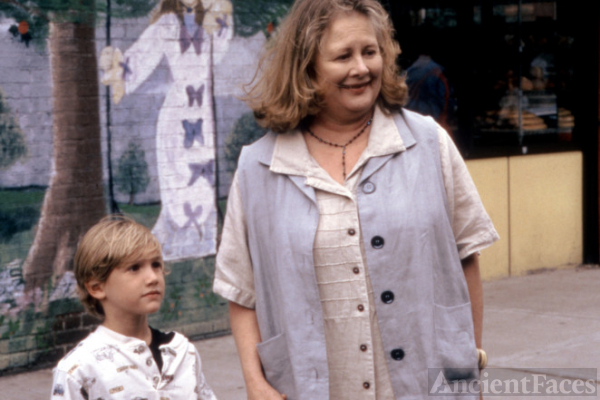 Shirley Knight
