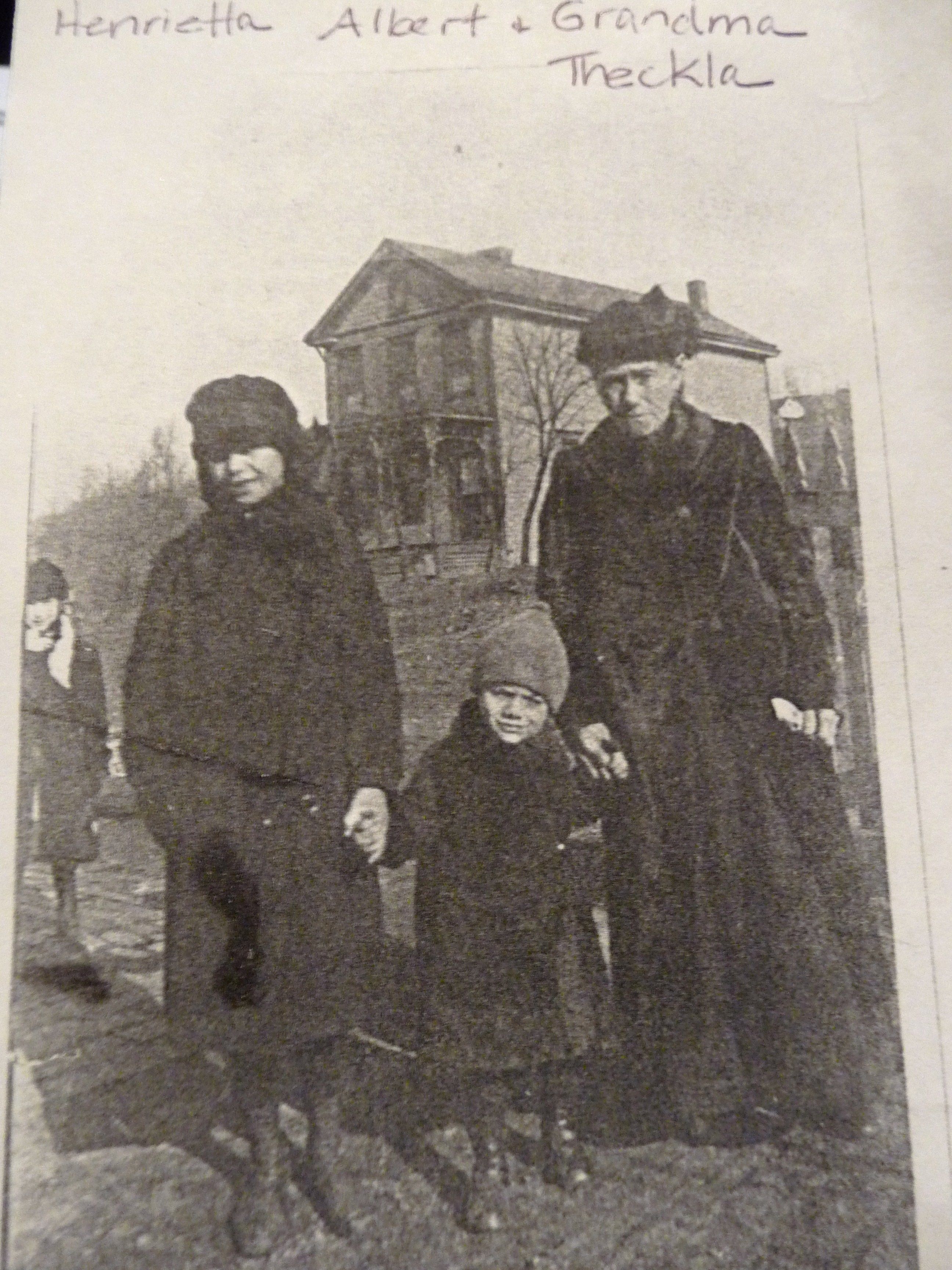 Theckla Leifeld & grandchildren, 1918