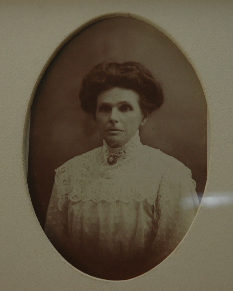a younger elizabeth paul hocking