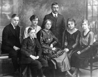 Charles & Sophia (Holtz) Town family portrait