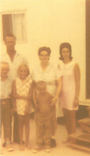 Almina Jenevieve Owens-Lefler with daughter Francis, son in law Jr. and grandchildren