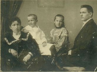Pauline (Matzke) Heidke & Children, 1903