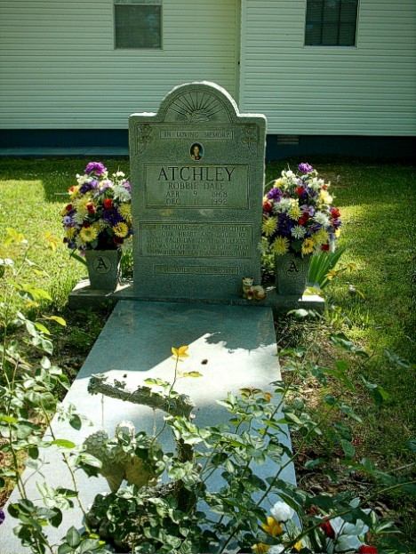 Robbie Dale Atchley's gravesite  #1