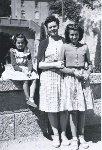 Maria Poirson Carbonell & daughters