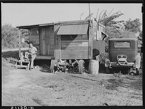 Migrant packinghouse workers' living quarters. Belle...