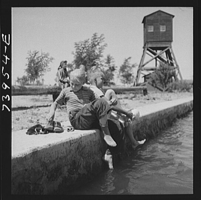 Rupert, Idaho. Dressing after swimming