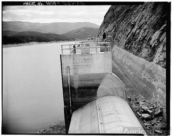 12. VIEW SHOWING SPILLWAY AND DRUM GATES - Tieton Dam,...