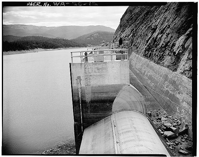 12. VIEW SHOWING SPILLWAY AND DRUM GATES Tieton Dam,...
