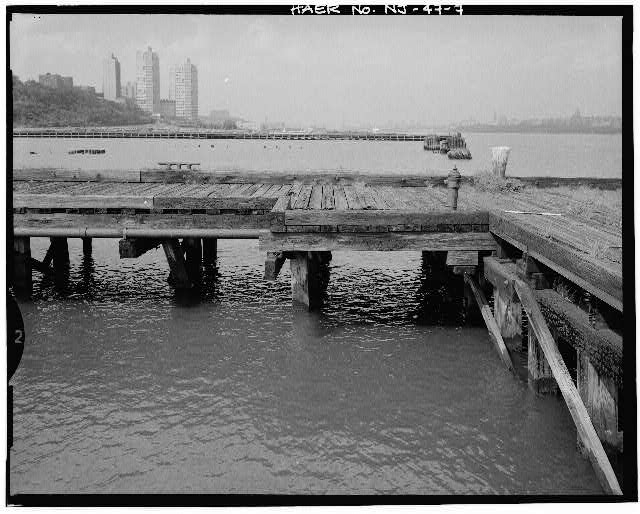 7. VIEW LOOKING NORTHEAST, HYDRANT ON PIER EXTENSION -...