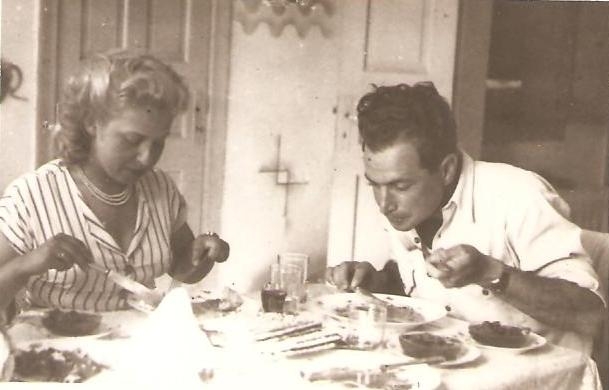 Ester & Itzchak Bergbaum eating