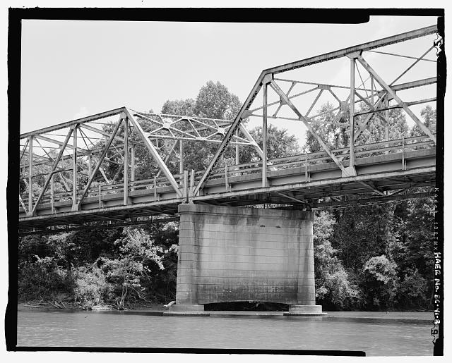 OBLIQUE VIEW OF NORTH SIDE OF PIER 8 AND TRUSSES 3 AND 4,...