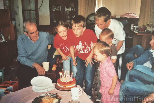 Derrick Taylor with his grandchildren including Cometan