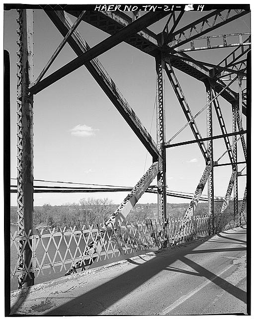 14. VIEW OF K-CONNECTION, NORTH SIDE OF CENTER TRUSS,...