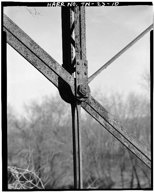 10. VIEW OF SPIDER CONNECTION AT MID POINT OF END POST,...