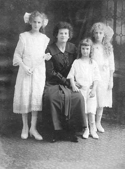Bertha Gottdank and daughters