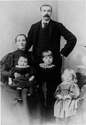 Alice (Rowe) & William Jobe Family c1900