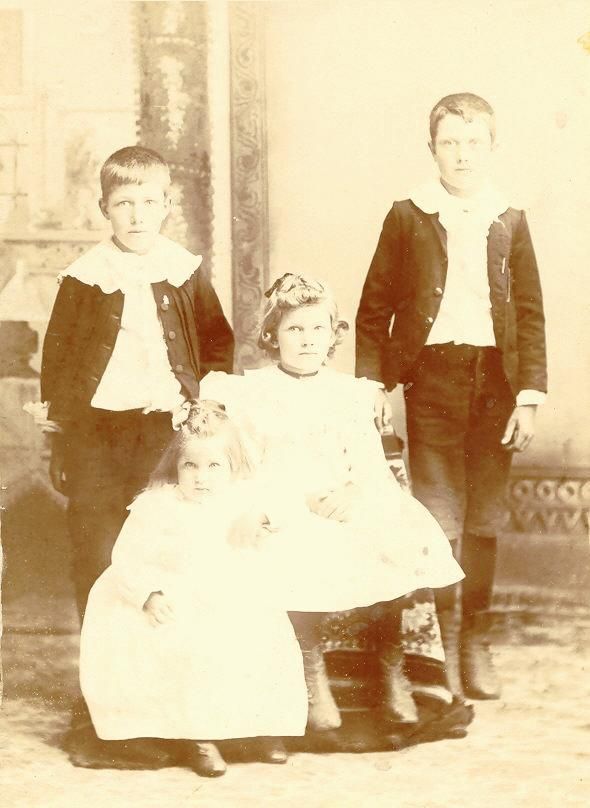 Luella, Charlotte, George and John Vennink, 1895