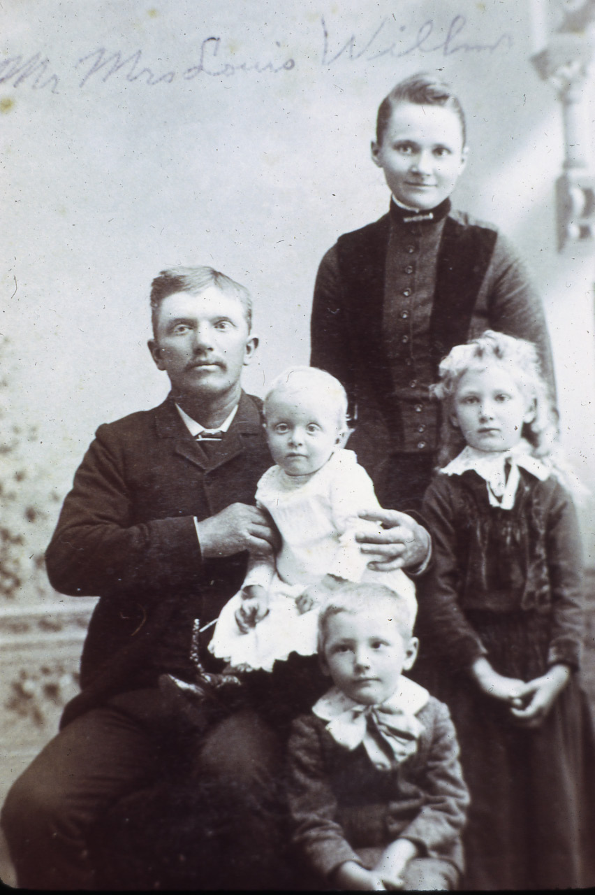 Henry Louis Willms with Bertha (Groth) Willms and kids