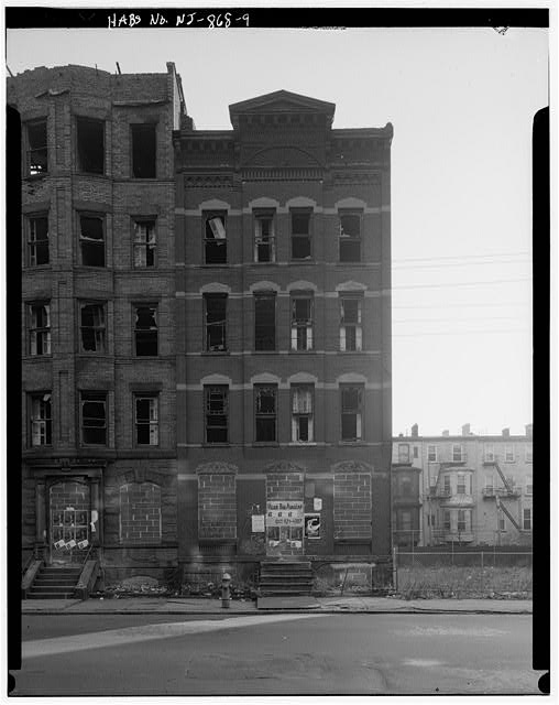 9. BUILDING AT 303 MONTGOMERY - Montgomery Gateway East,...
