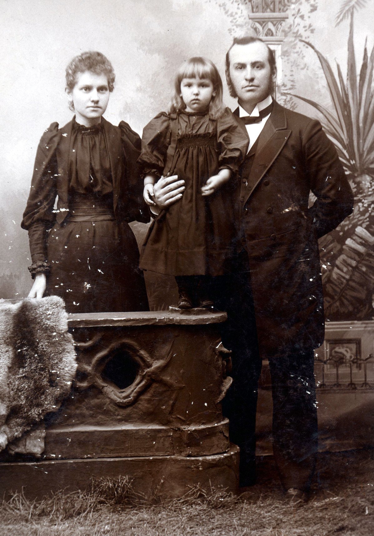 John and Jessie Hurlbut, with their daughter Hazel, circa 1894