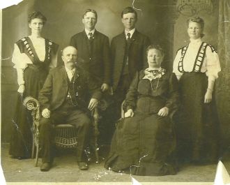 Powell family mystery - possible Muchow photo